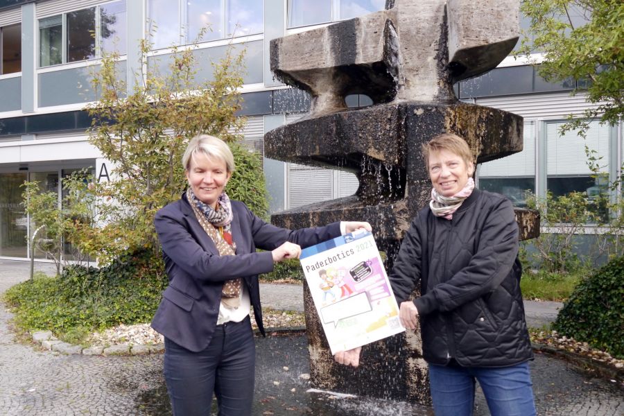 Carolin Wahl-Knoop (links) und Irmgard Rothkirch freuen sich auf viele kreative Programmierer Leitung Museumspädagogik Bild: Kreis Paderborn, Bildungs- und Integrationszentrum, Jörg Hagemann